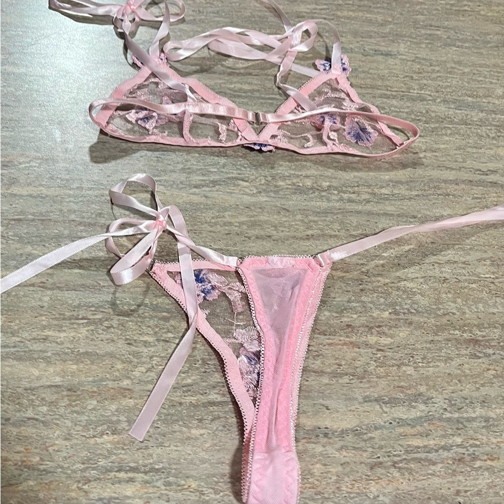 Lingerie set with embossed flowers with ribbons. - Picture 2 of 9